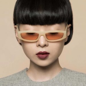 women-wearing-stylish-sunglasses-close-2